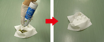 (2)嘔吐物の周囲をペーパータオルで囲い、フォームをかける。 (2)嘔吐物の周囲をペーパータオルで囲い、フォームをかける。